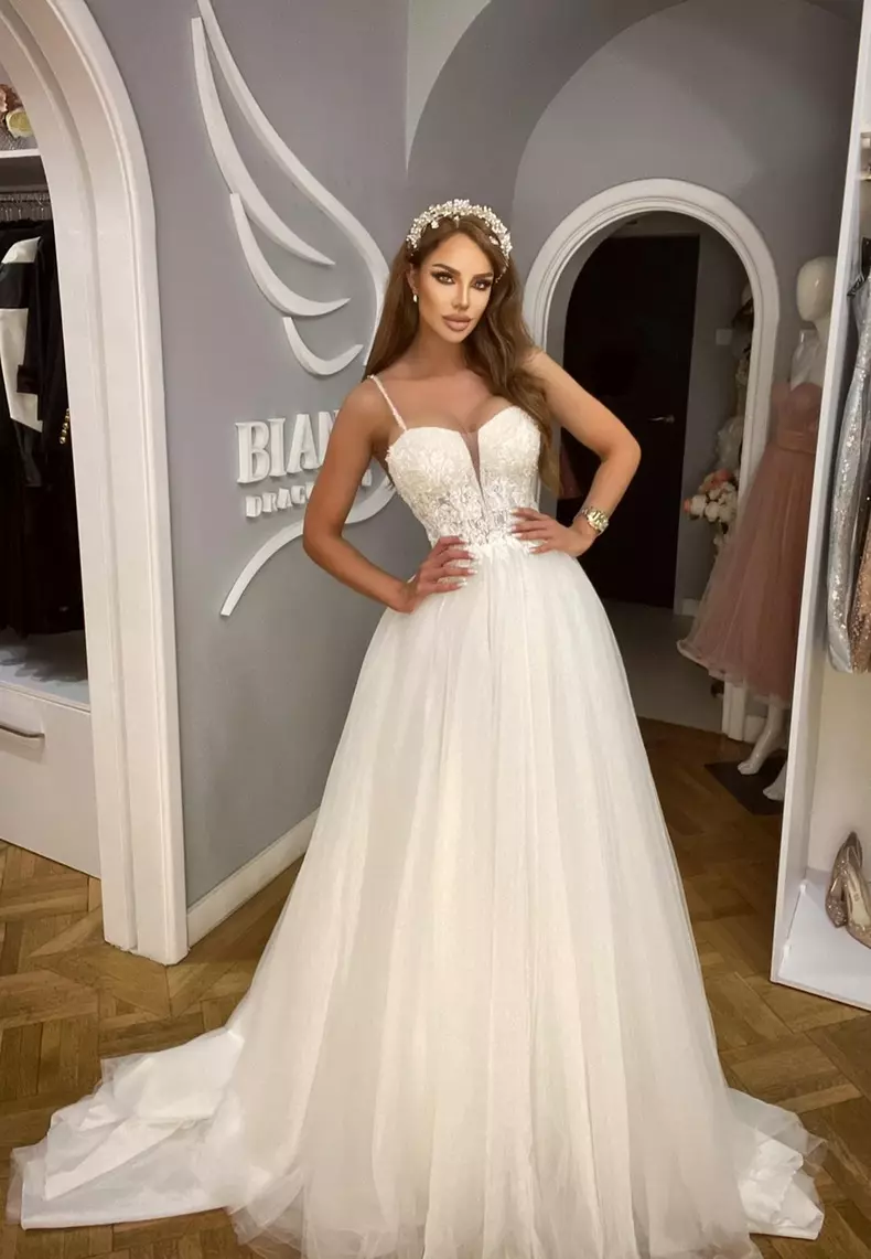 Bianca Drăgușanu are atelier de croitorie și vinde rochii de mireasă