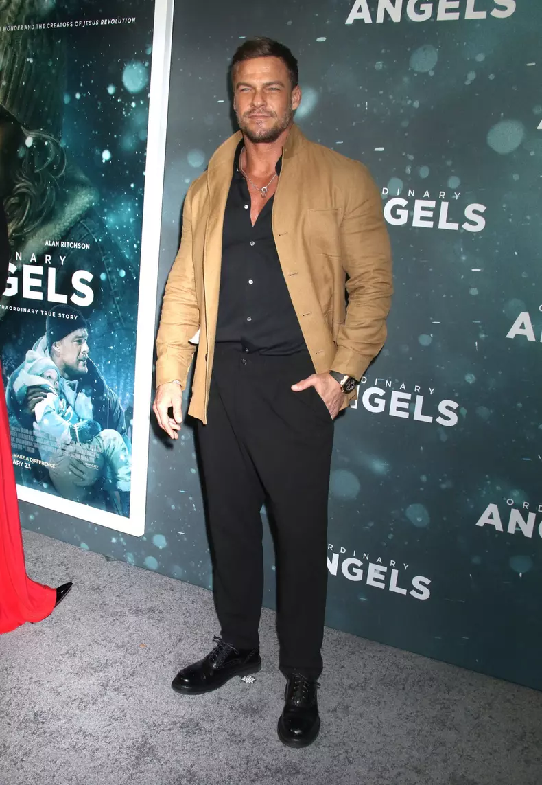 Alan Ritchson, agresat sexual de un fotograf 