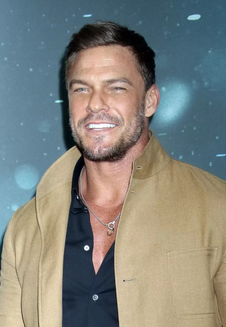 Alan Ritchson, agresat sexual de un fotograf 