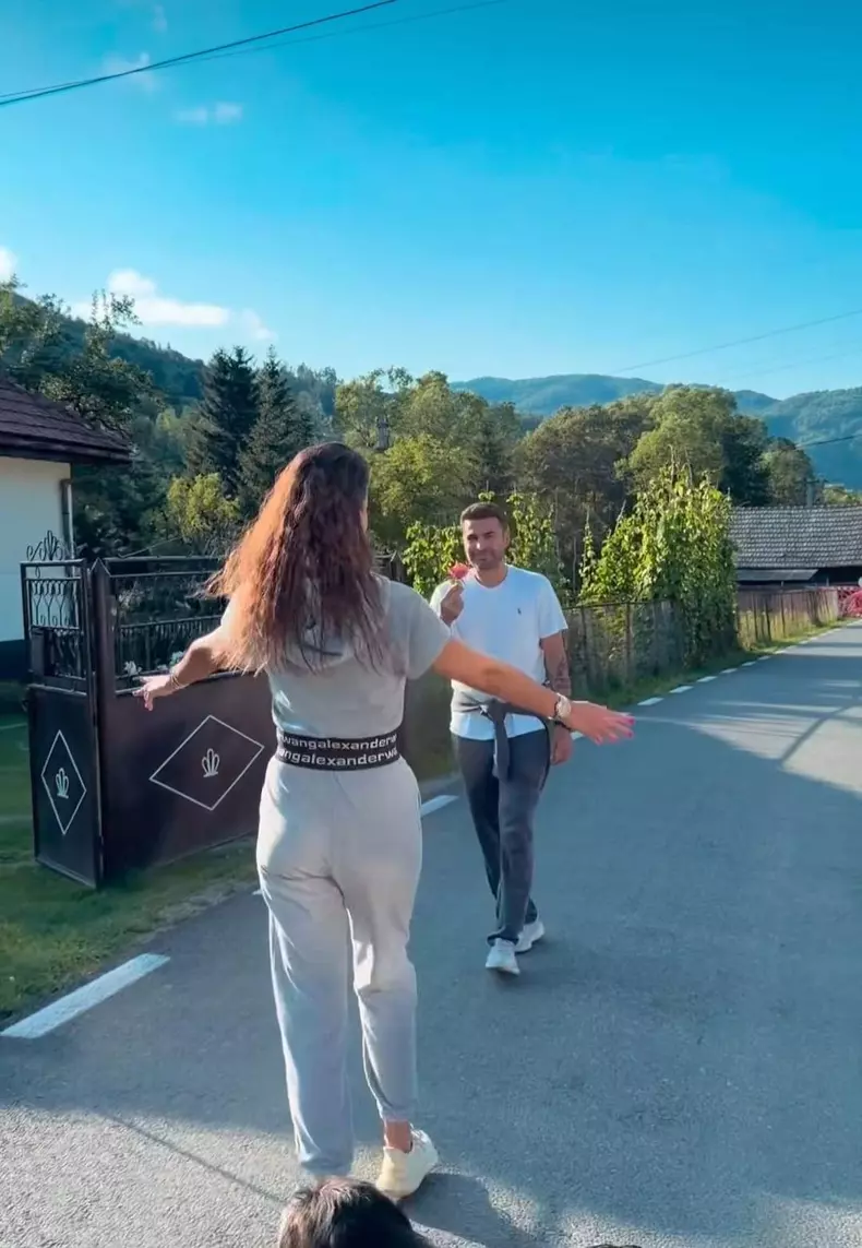 Mutu i-a daruit un trandafir Sandrei