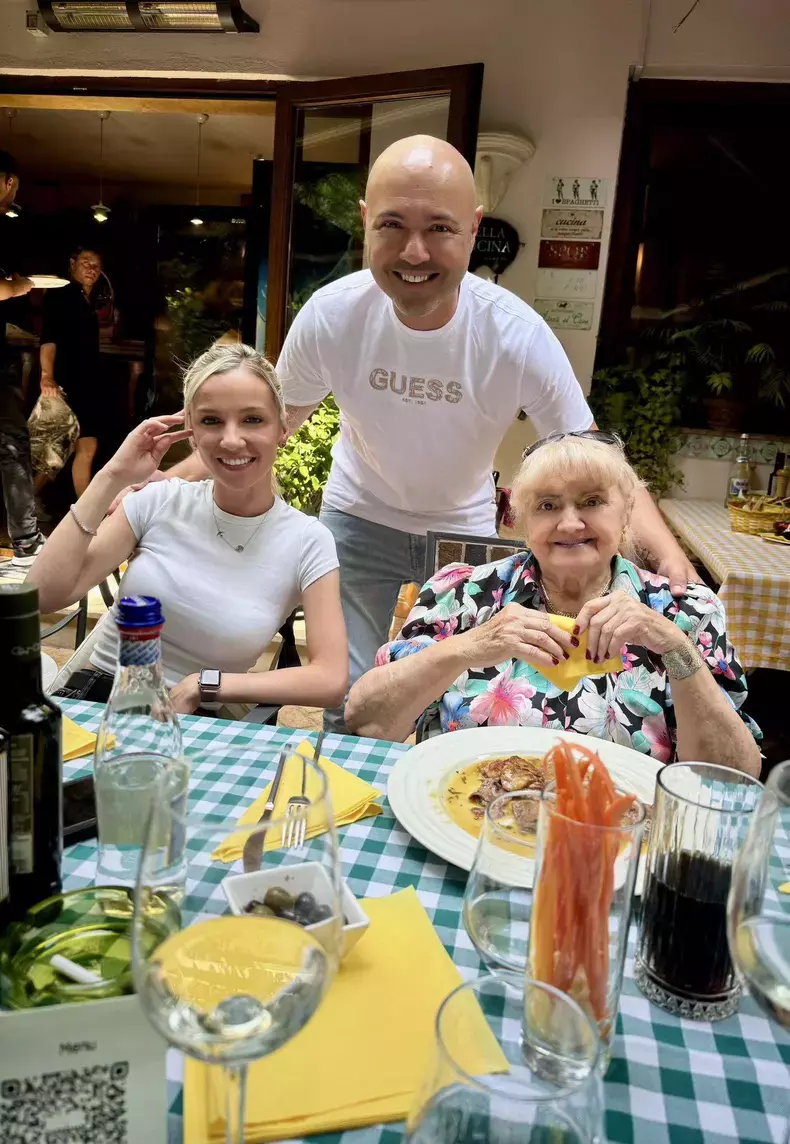 Mihai Mitoșeru și mama lui, partenera