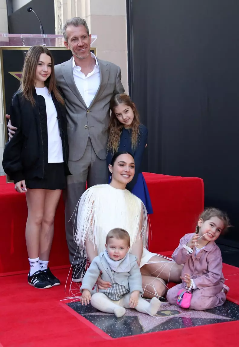 Gal-Gadot-stea-Hollywood-Walk-of-Fame-cele-patru-fiice
