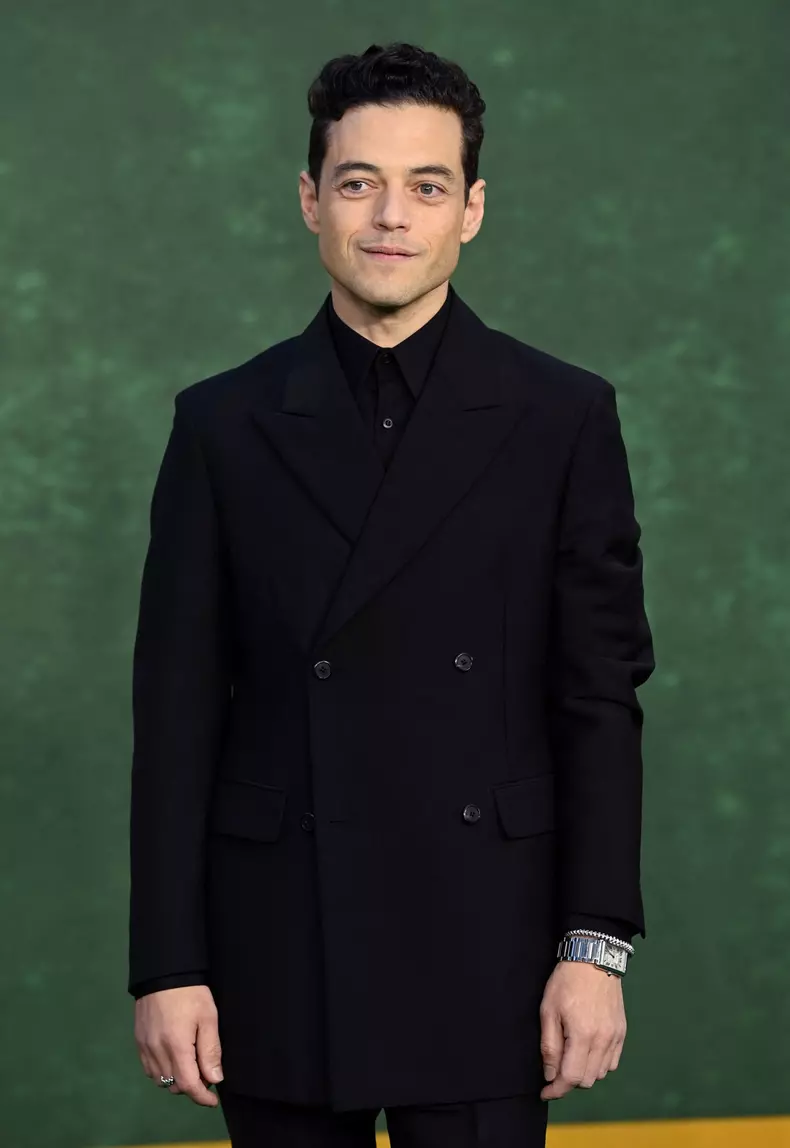 Rami Malek și Emma Corrin formează un cuplu. În ce ipostaze tandre au fost surprinși