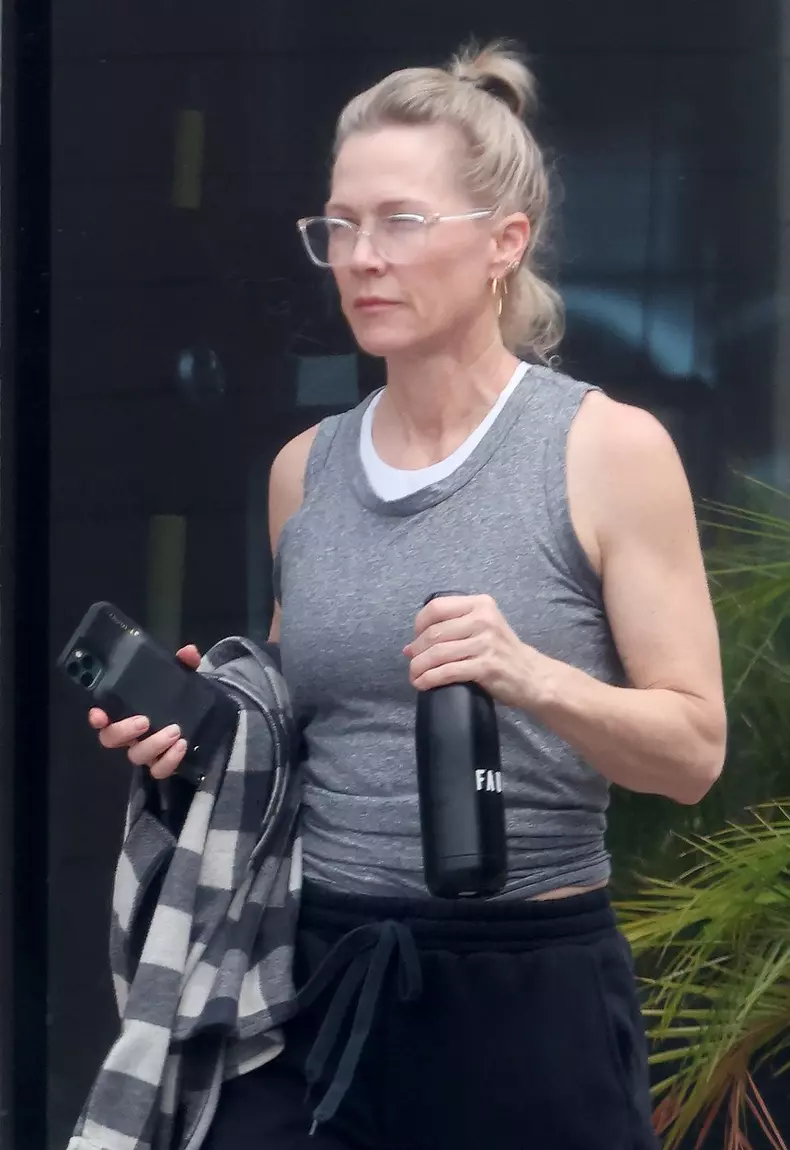 90210 alum Jennie Garth, 51, puts her issues with arthritis aside as she powers through an intense workout in the San Fernando Valley.