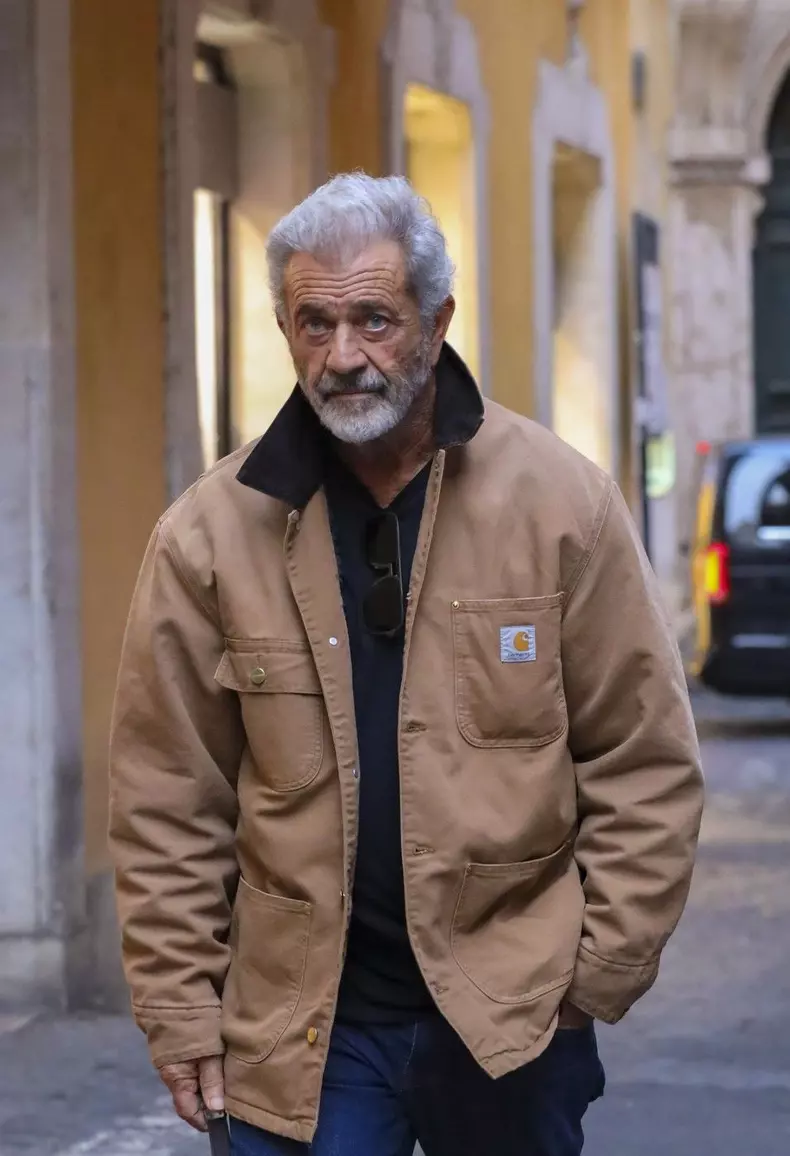 Mel Gibson takes a stroll through the streets of Rome