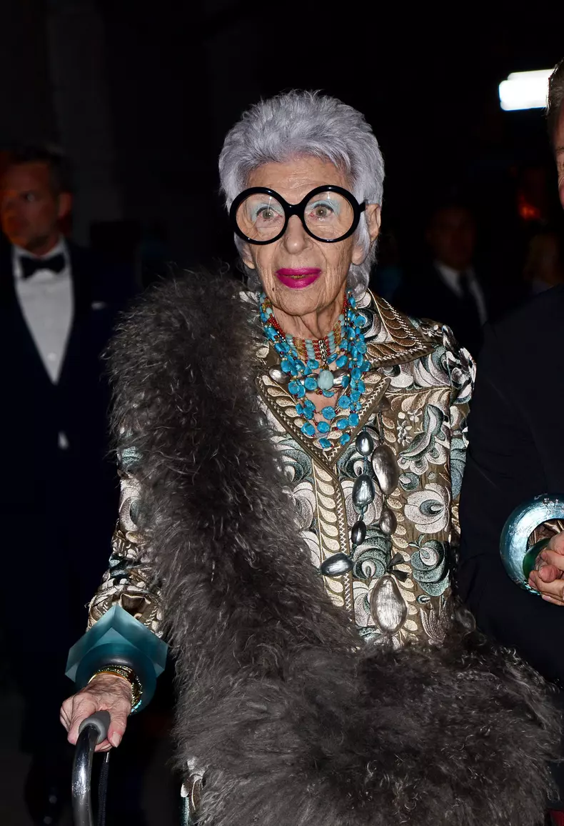 Povestea ochelarilor extravaganți pe care-i poartă Iris Apfel