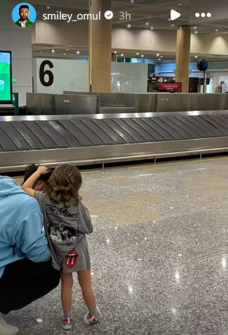 smiley si josephine pe aeroport