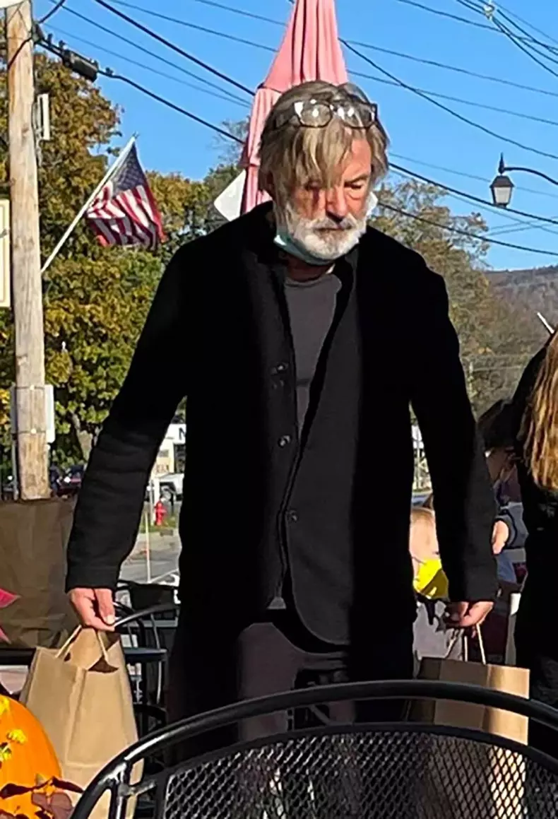 *PREMIUM-EXCLUSIVE* ALEC BALDWIN
LAYING LOW WITH WIFE & KIDS ...
After 'Rust' Film Tragedy **STRICT WEB EMBARGO UNTIL 8 AM PST on October 28, 2021**