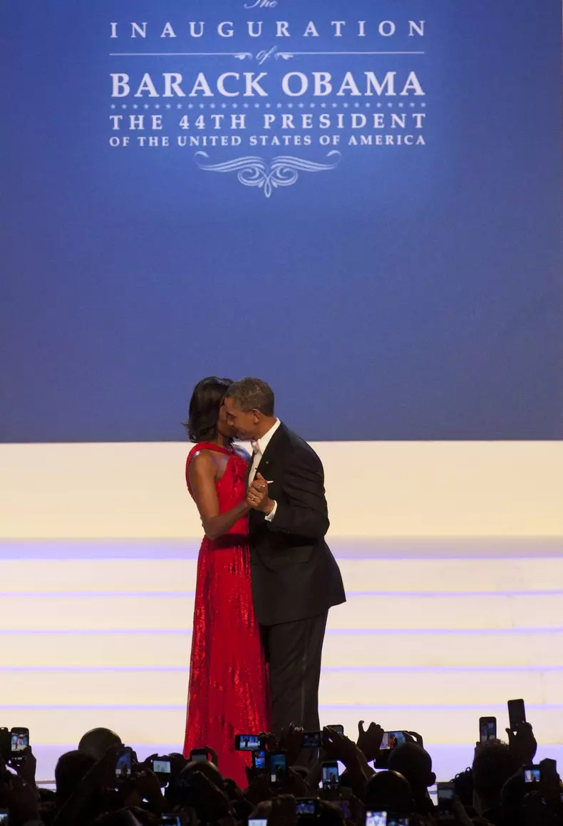 Michelle si Barack Obama, dansand la balul oficial