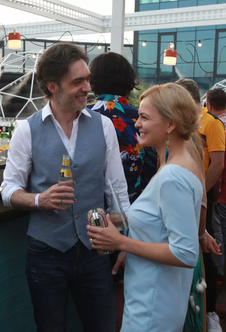 lavinia-petrea-pro-tv-si-sotul-ei-procurorul-romulus-varga-la-ok-rooftop-party-revista-ok-1