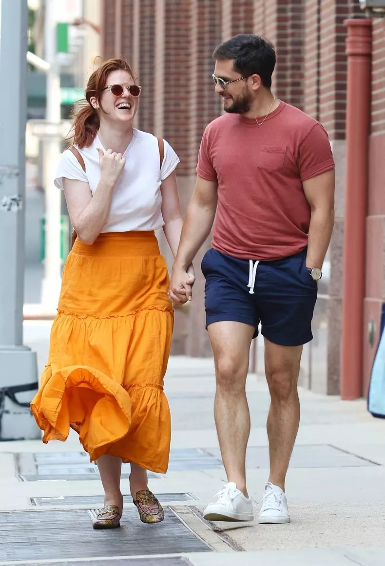 Exclusif - Kit Harington et sa femme Rose Leslie main dans la main lors d'une promenade romantique dans le centre-ville de Manhattan à New York