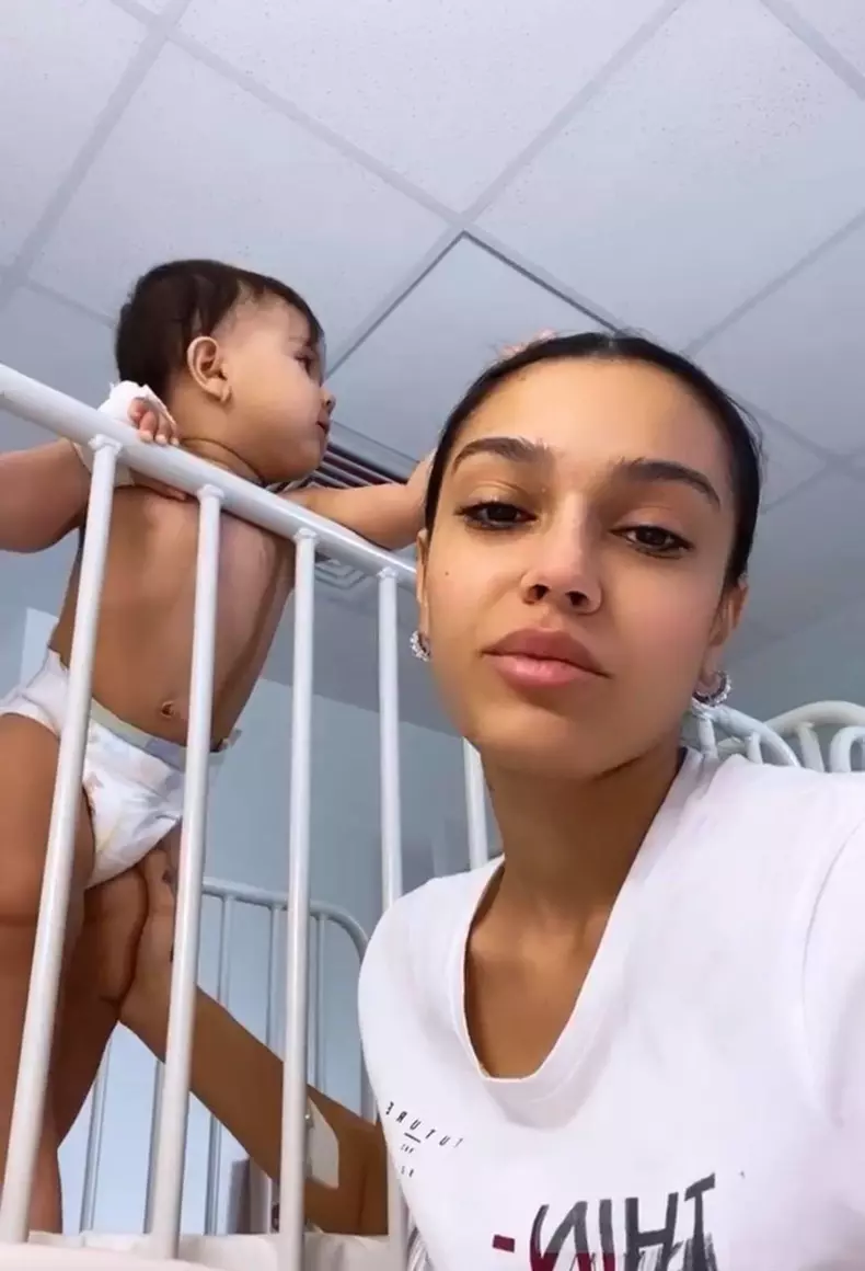 Karmen a ajuns cu fetița la spital (2)