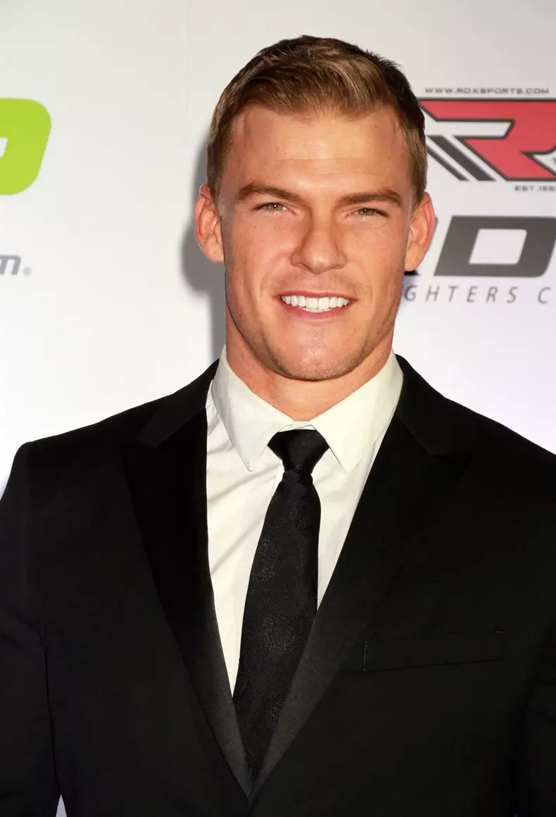 Alan Ritchson, agresat sexual de un fotograf 