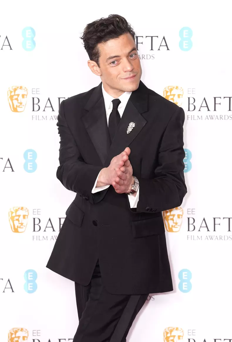 Rami Malek și Emma Corrin formează un cuplu. În ce ipostaze tandre au fost surprinși