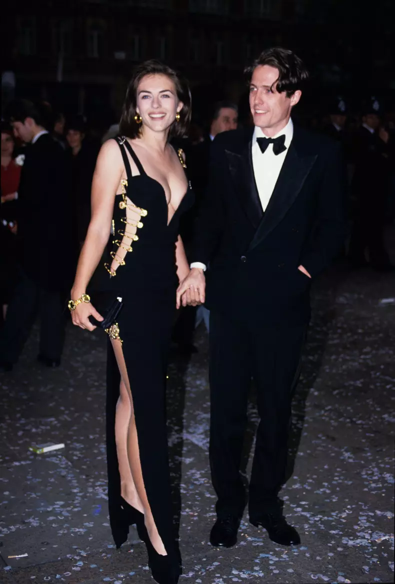 Elizabeth Hurley și Hugh Grant