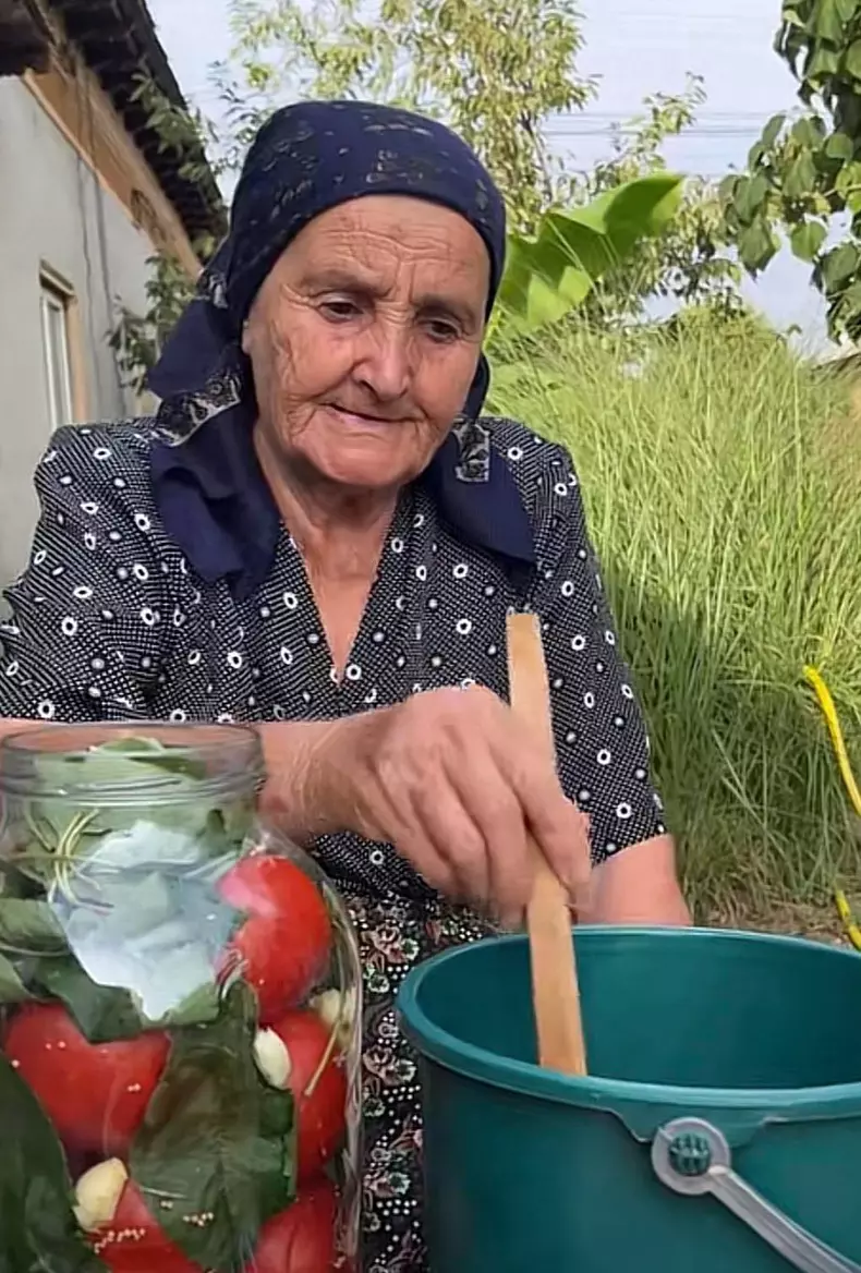 bunica gherghina pregateste rosii murate5