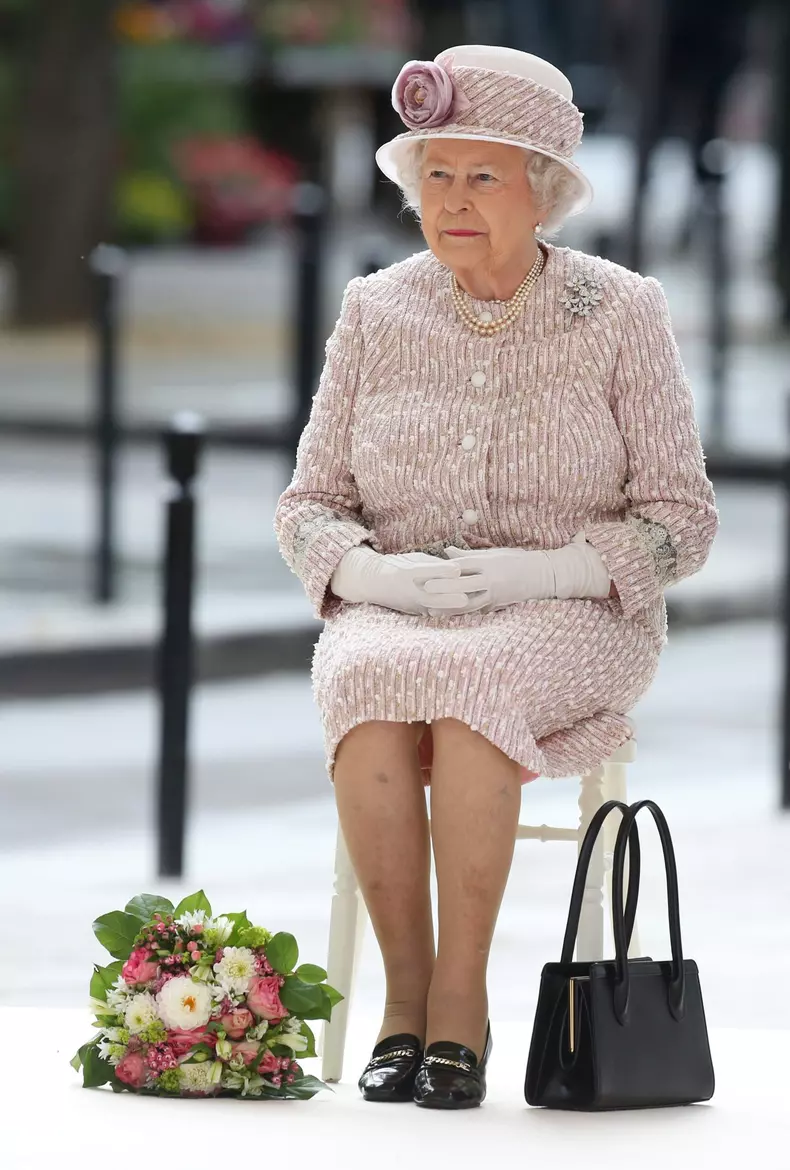 J - La reine Elisabeth II d'Angleterre visite le marché aux fleurs à Paris