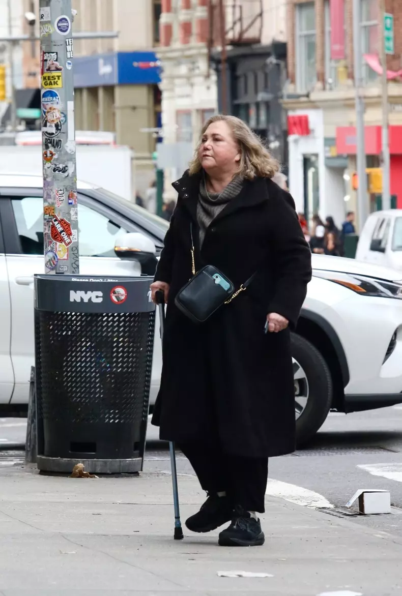 *PREMIUM-EXCLUSIVE* Kathleen Turner looks unrecognizable as she struggles in pain to walk with a cane during a rare public outing **WEB EMBARGO UNTIL APRIL 9, 2024 UNTIL 2:00 PM ET**