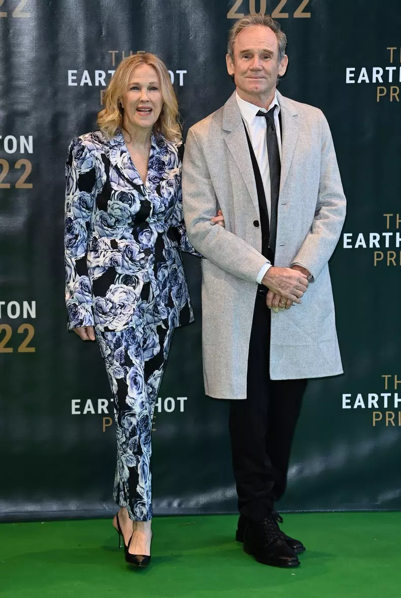 December 2nd, 2022. Boston, USA.Catherine O'Hara and Bo Welch arriving at the Earthshot Prize Awards Ceremony at the MGM Music Hall, Fenway Credit: Doug Peters/EMPICS/Alamy Live News