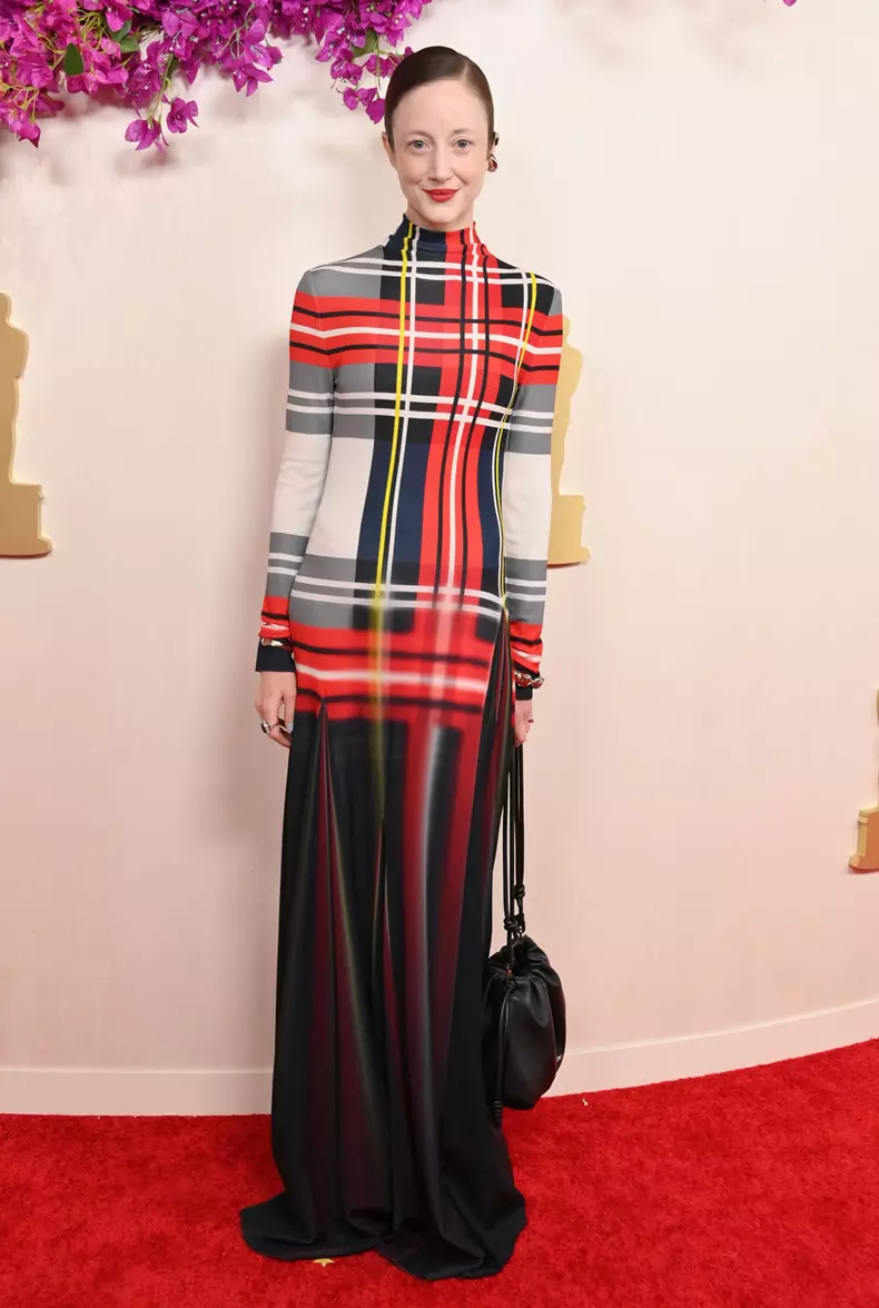 Andrea Riseborough în Loewe