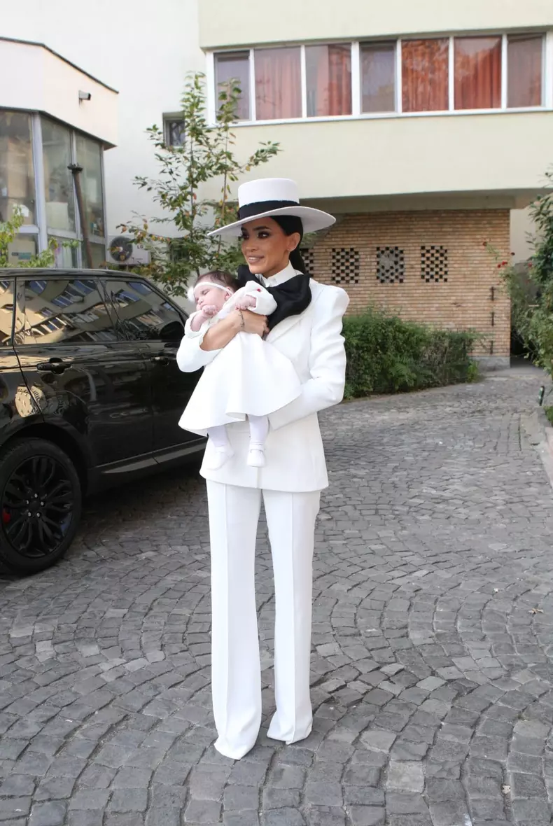 Cum s-a îmbrăcat Adelina Pestrițu la botezul fetiței ei