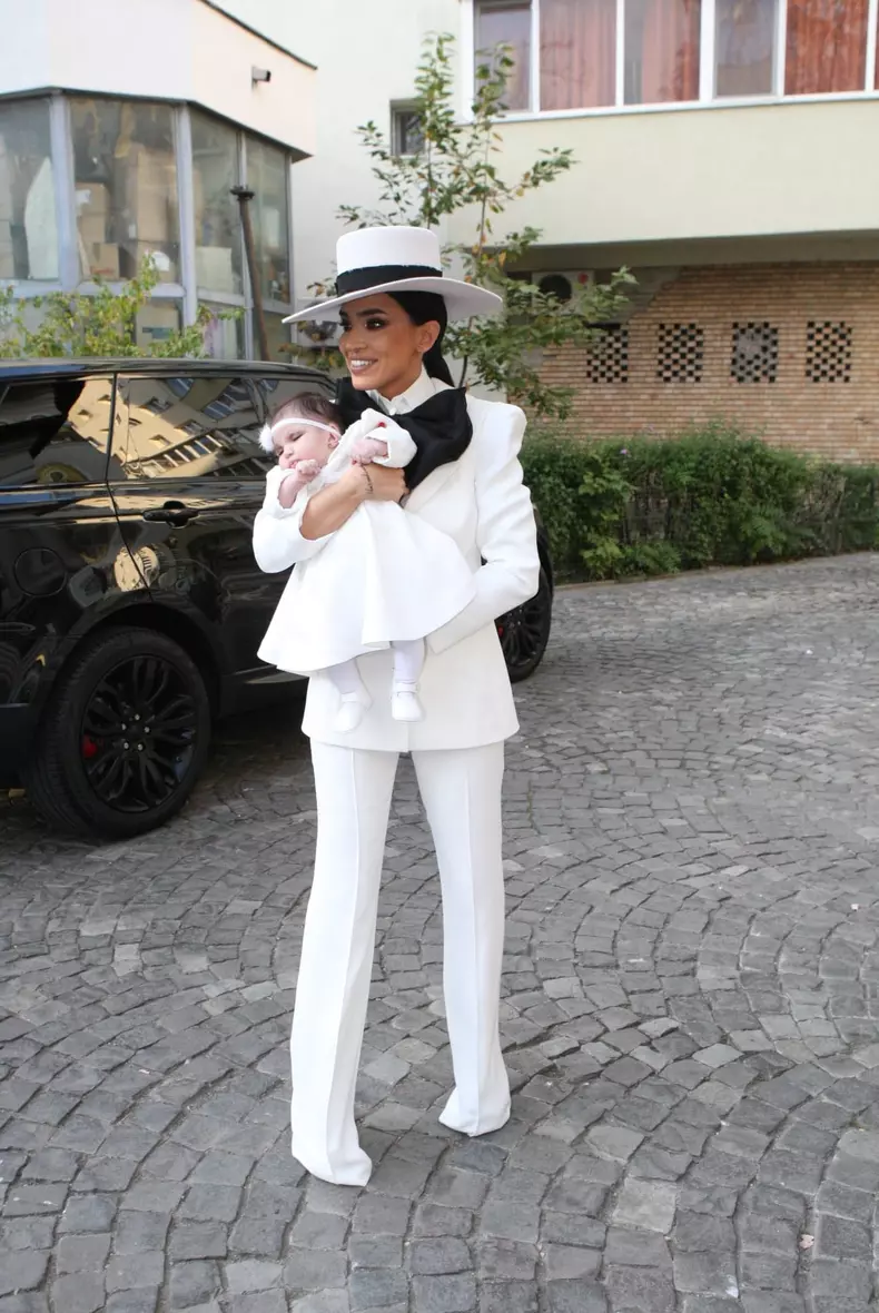 Cum s-a îmbrăcat Adelina Pestrițu la botezul fetiței ei