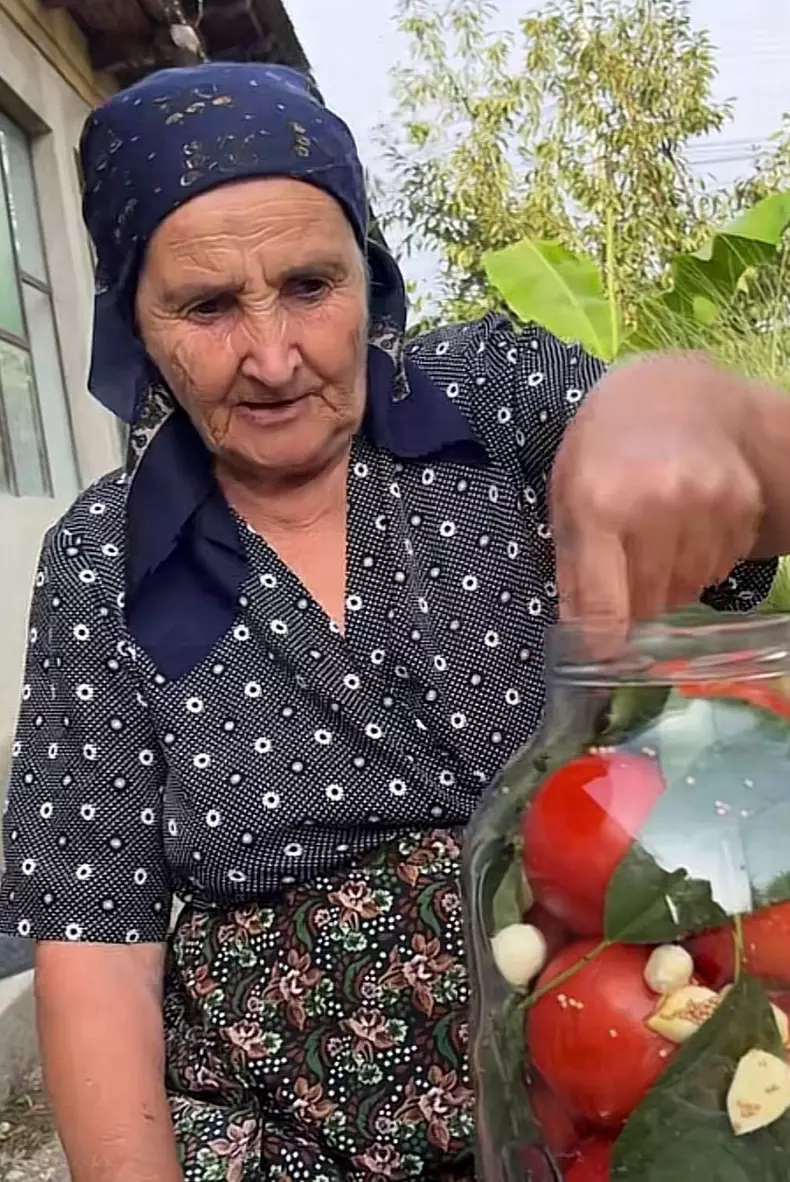 bunica gherghina pregateste rosii murate4