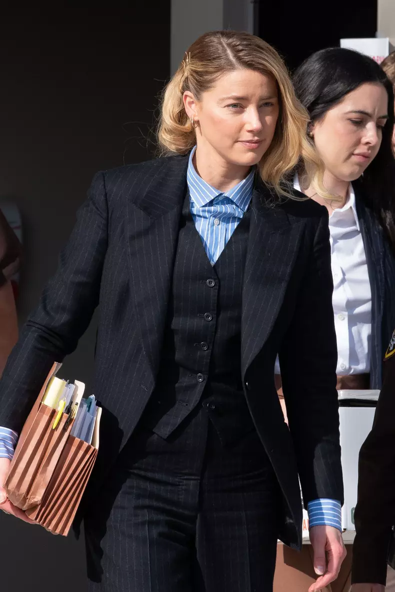 De-ce-Johnny-Depp-nu-o-priveste-in-ochi-pe-Amber-Heard-3