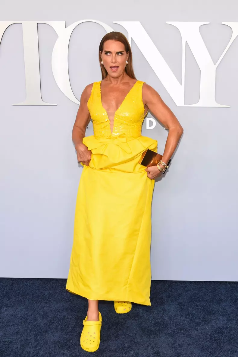 Brooke Shields, în papuci pe covorul roșu de la Premiile Tony 2024