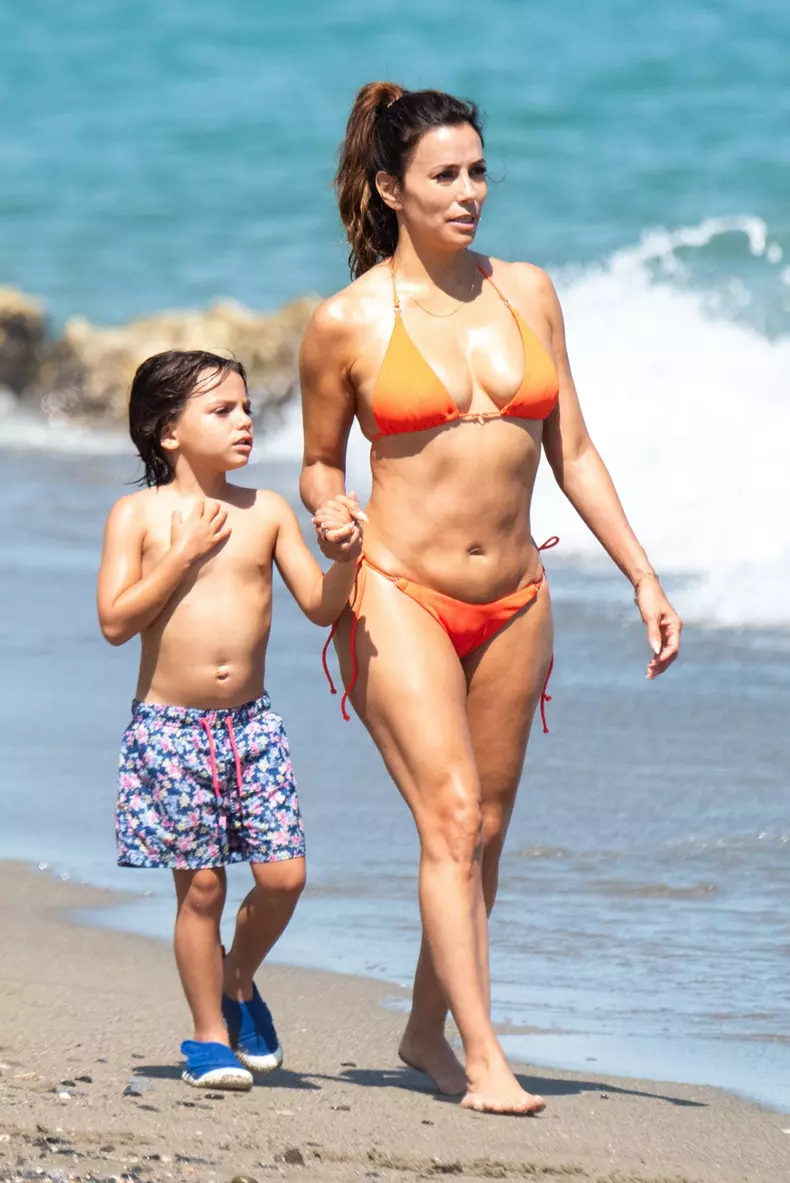 Eva Longoria și fiul ei, Santiago, în vacanță în Spania, iulie 2024