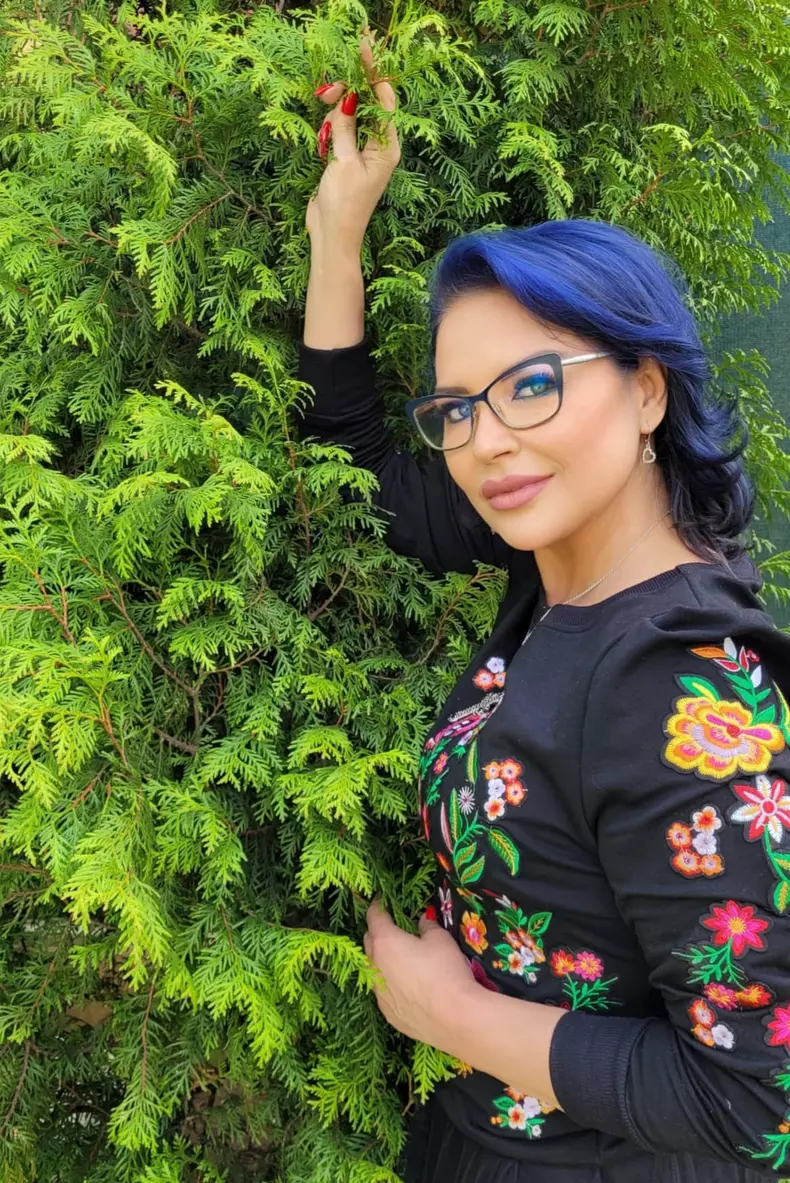 eugenia serban la un gard verde