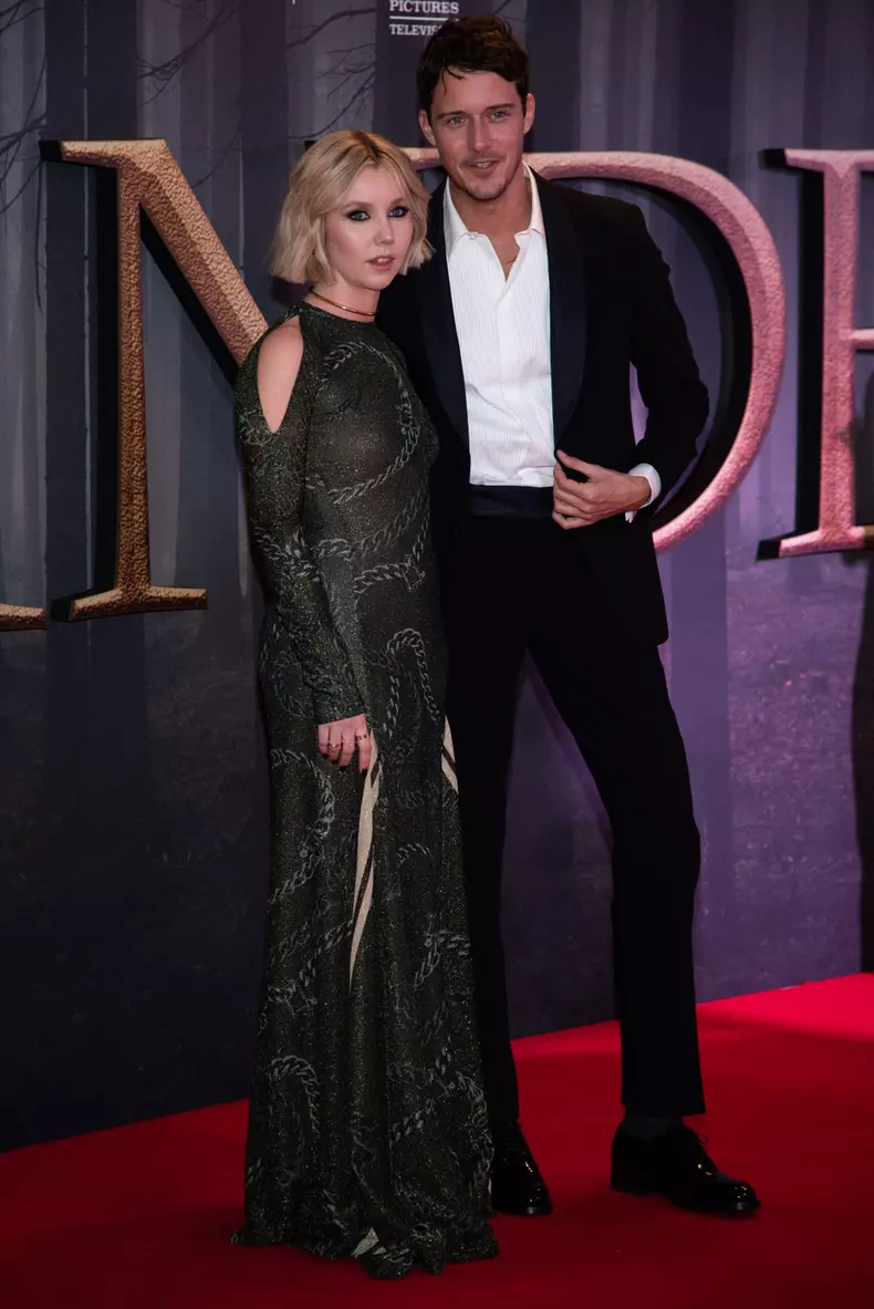 Lauren Lyle și Cesar Domboy, revin în Outlander, sezonul 8