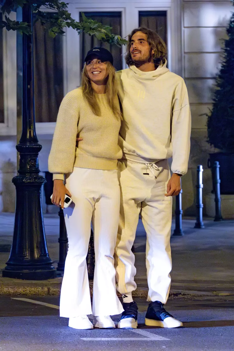 Paula Badosa and Stefanos Tsitsipas kiss each other in Madrid