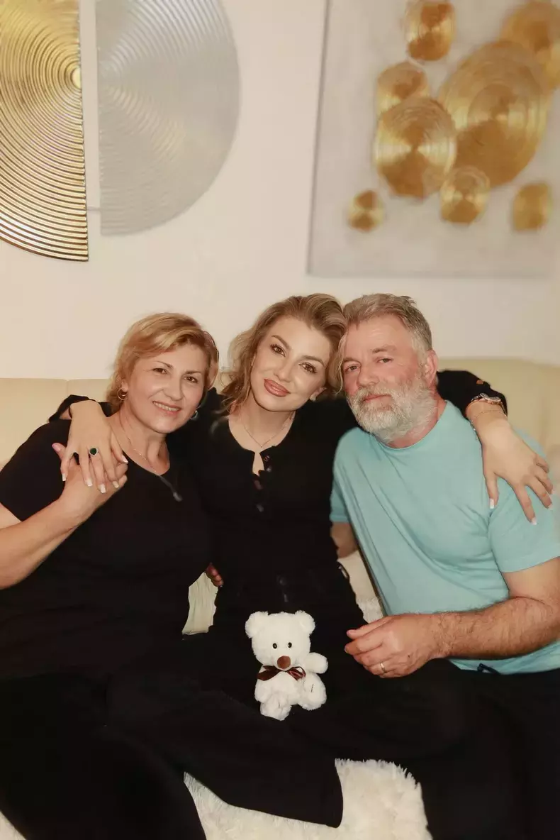 codruta-filip-alaturi-de-parintii-ei-1