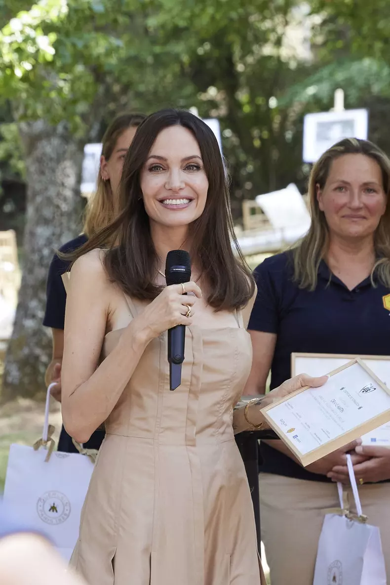 DR - BI - Exclusif - No Web No Blog - Prix Spécial - Angelina Jolie, marraine du projet "Women for bees", lors de la remise des diplômes à la Sainte-Baume