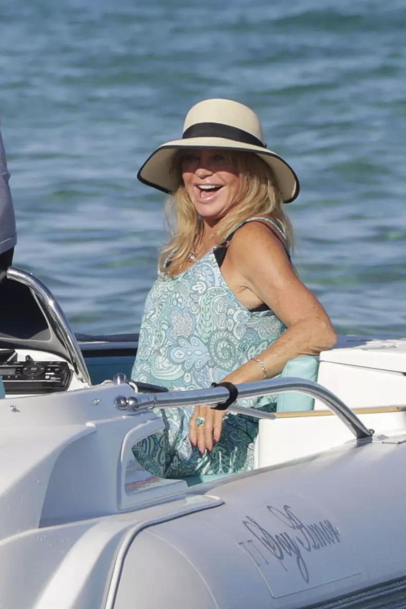 Goldie Hawn și Kurt Russell se iubesc ca-n prima zi. Imaginile surprinse de paparazzi în vacanța din Grecia