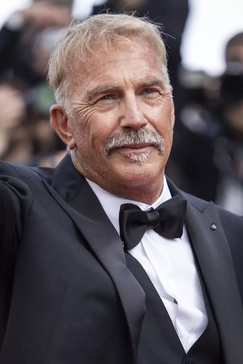 B - Montée des marches du film « Horizon : An american saga » lors du 77ème Festival International du Film de Cannes