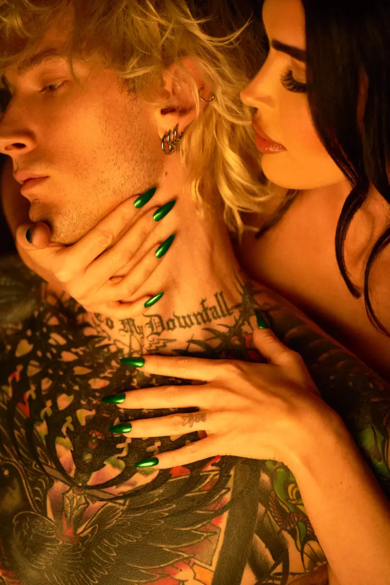 Megan Fox collabore avec son fiancé Machine Gun Kelly pour sa marque de vernis à ongles UN/DN LAQR