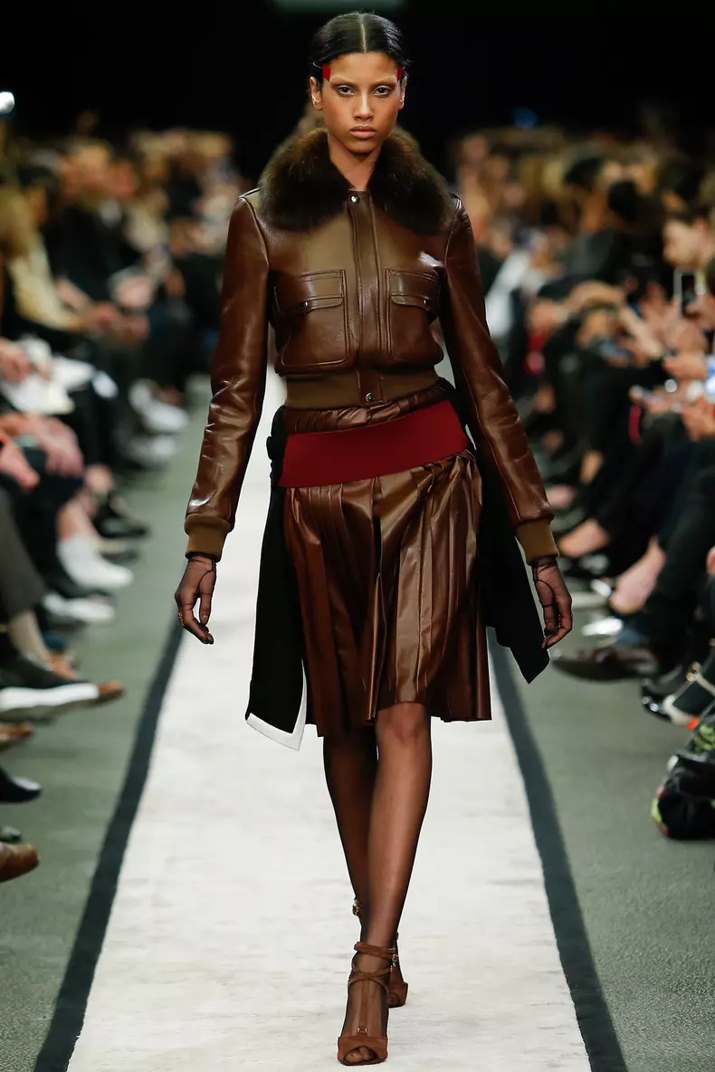 Imaan Hammam, in prezentarea Givenchy