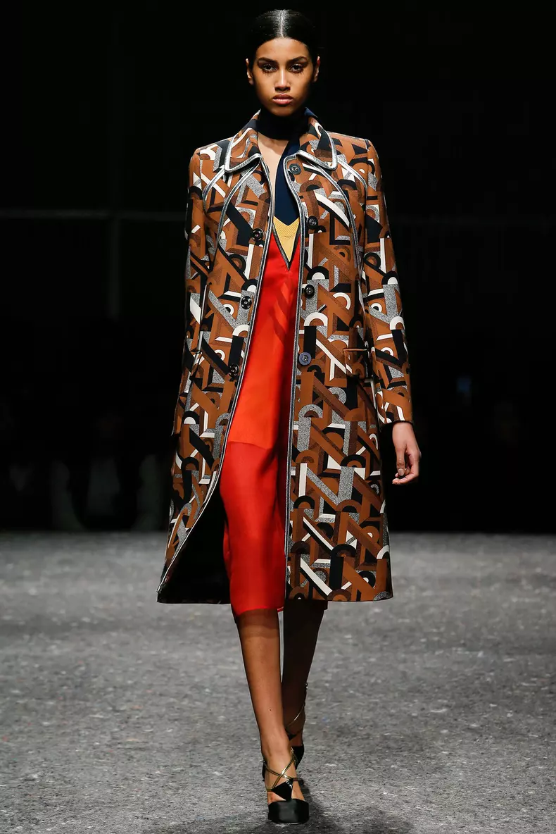 Imaan Hammam, in prezentarea Prada