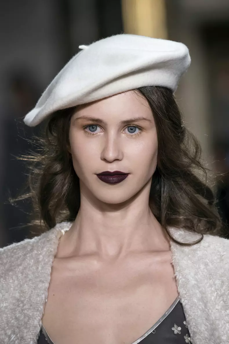 Daca porti rujuri inchise mate, ai grija la nuanta aleasa, pentru a fi in concordanta cu fototipul pielii. Rujul mat este chic si arata foarte fashion, dar este putin mai pretentios