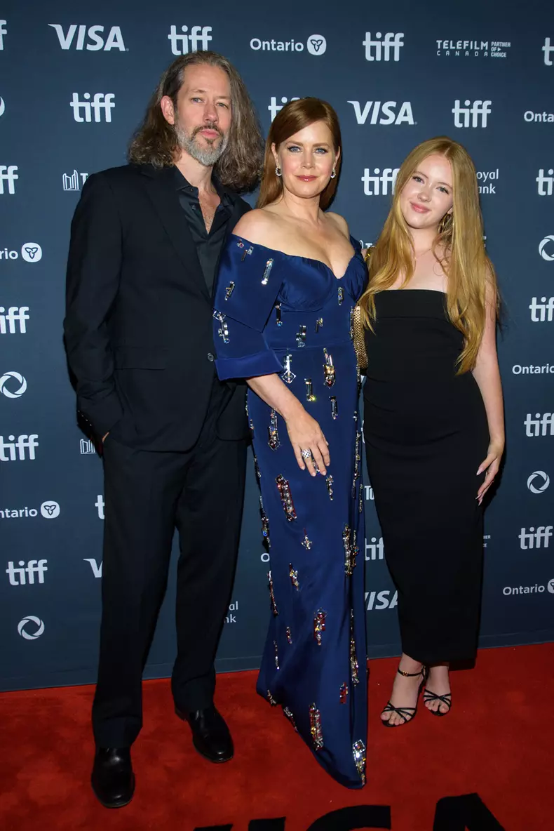 Amy Adams (ținută Prada), împreună cu soțul și fiica ei