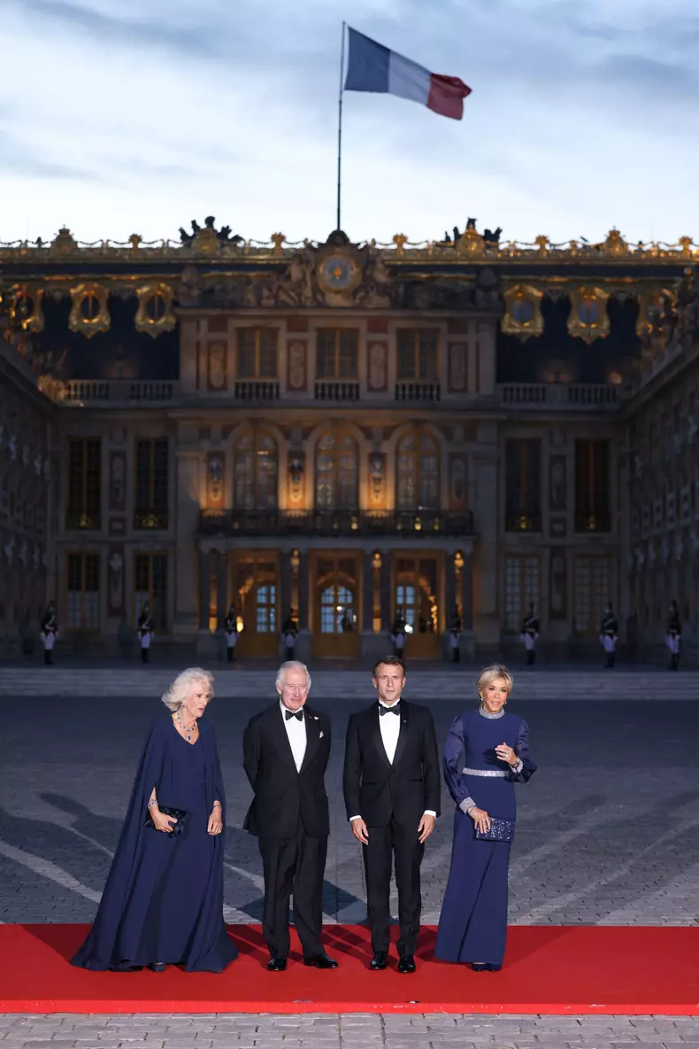 Regele Charles, discurs în onoarea părinților lui, la Palatul Versailles. Camilla a avut o apariție strălucitoare
