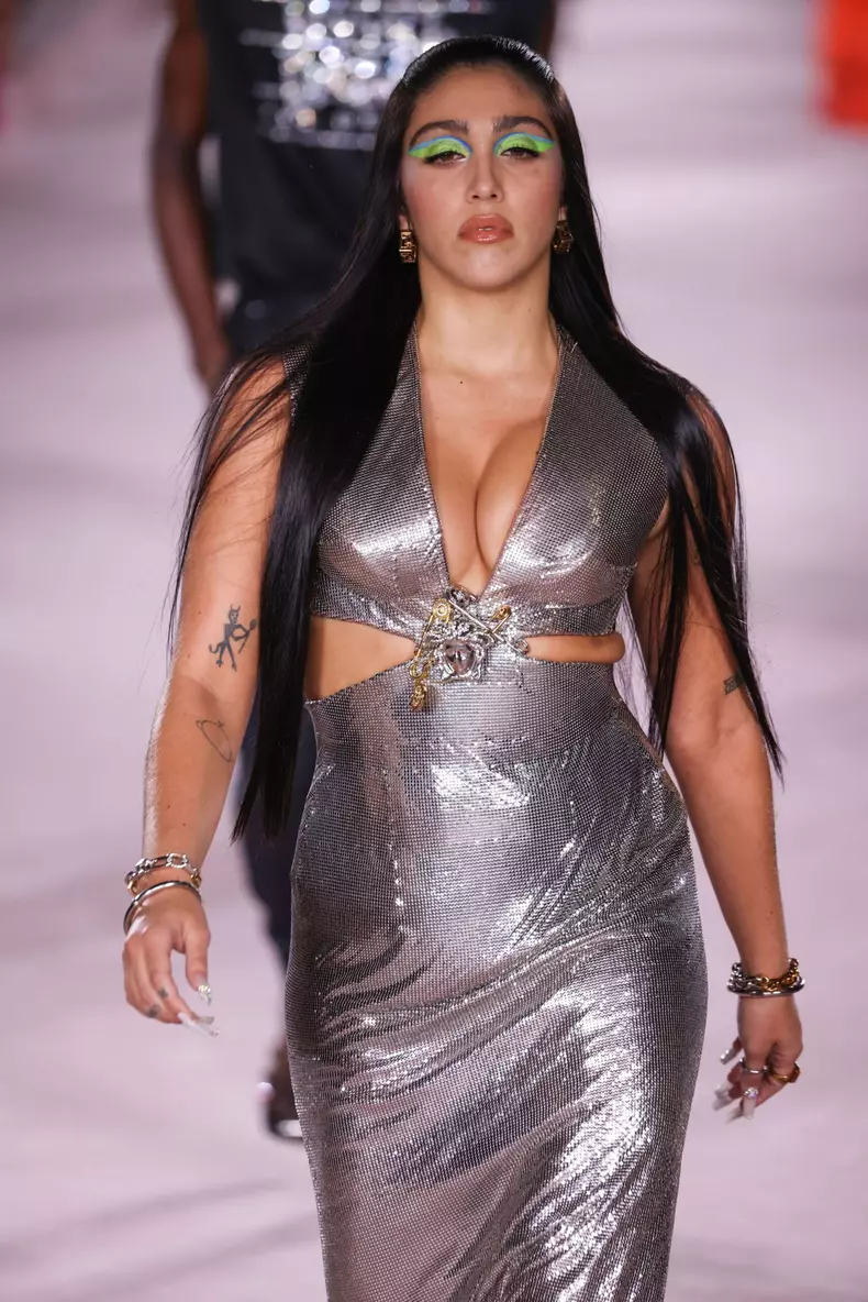 Défilé Versace collection Printemps-Eté 2022 lors de la fashion week à Milan