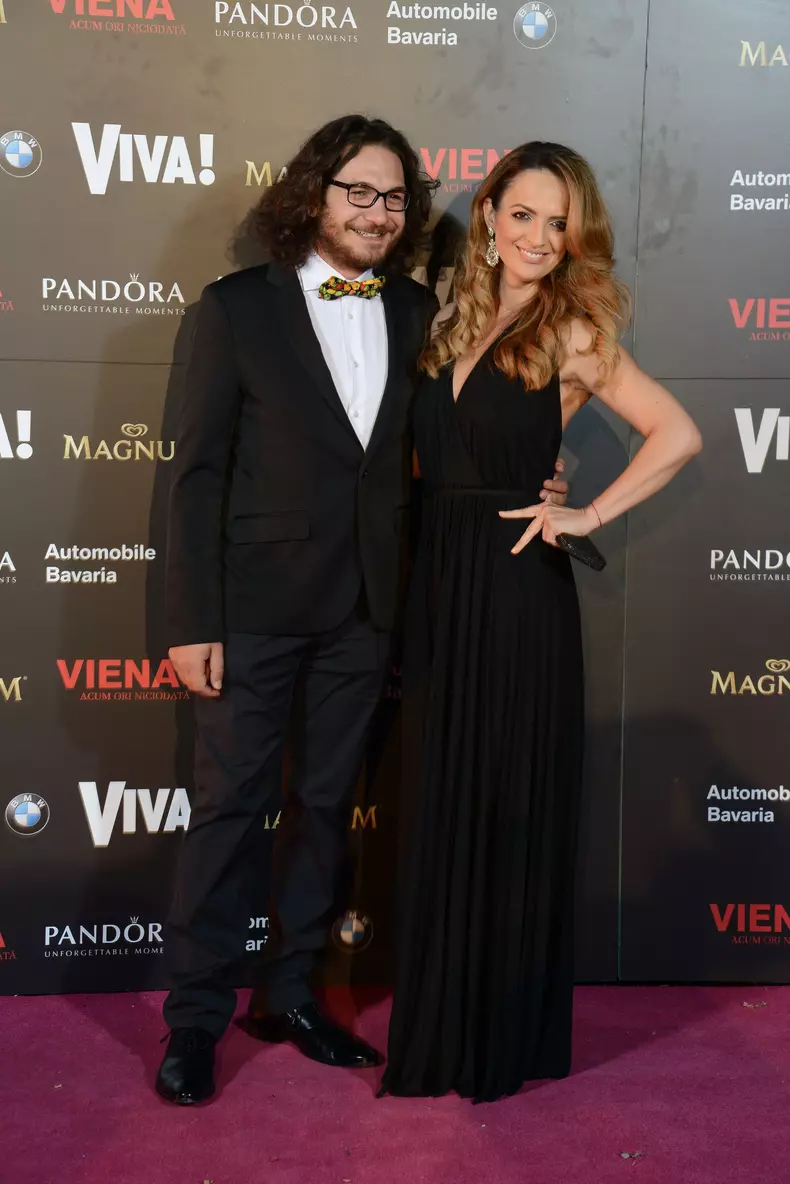 Florin Dumitrescu (tinuta COS, papion Boobow) si Cristina Sima (rochie Halston Heritage)