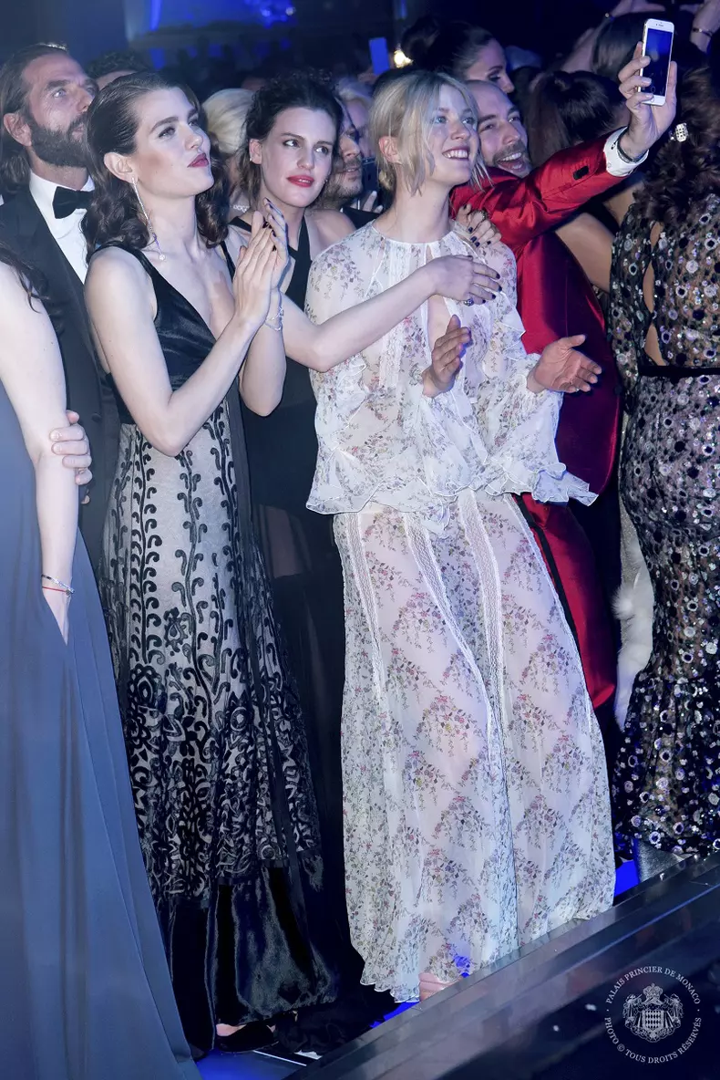 Charlotte Casiraghi, Juliette Maillot și Mona Walravens