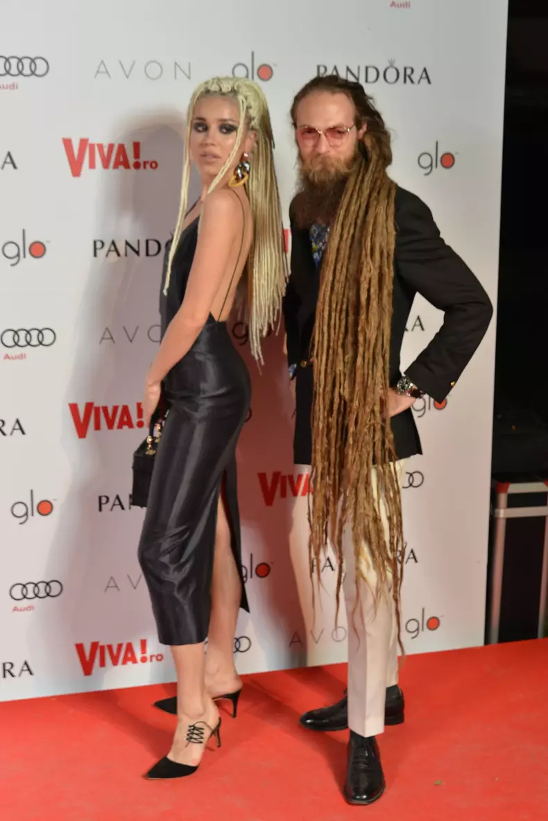 Alina Ceusan (ținută inspired by glo™ Elements Carbon) și Ionut Sava