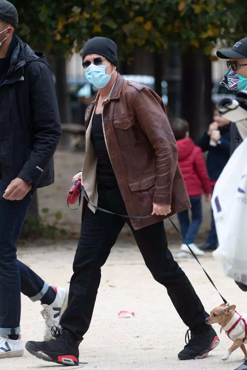 Semi Exclusif - Jean Claude Van Damme et sa compagne Alena Kaverina, arrivent sur le lieux du tournage du film "Le dernier mercenaire" à Paris