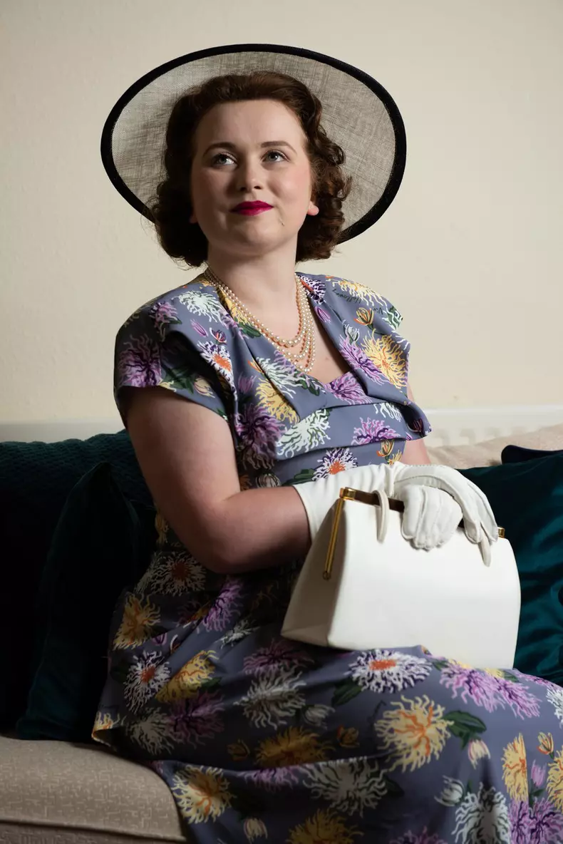 YOUNG QUEEN ELIZABETH LOOK-A-LIKE