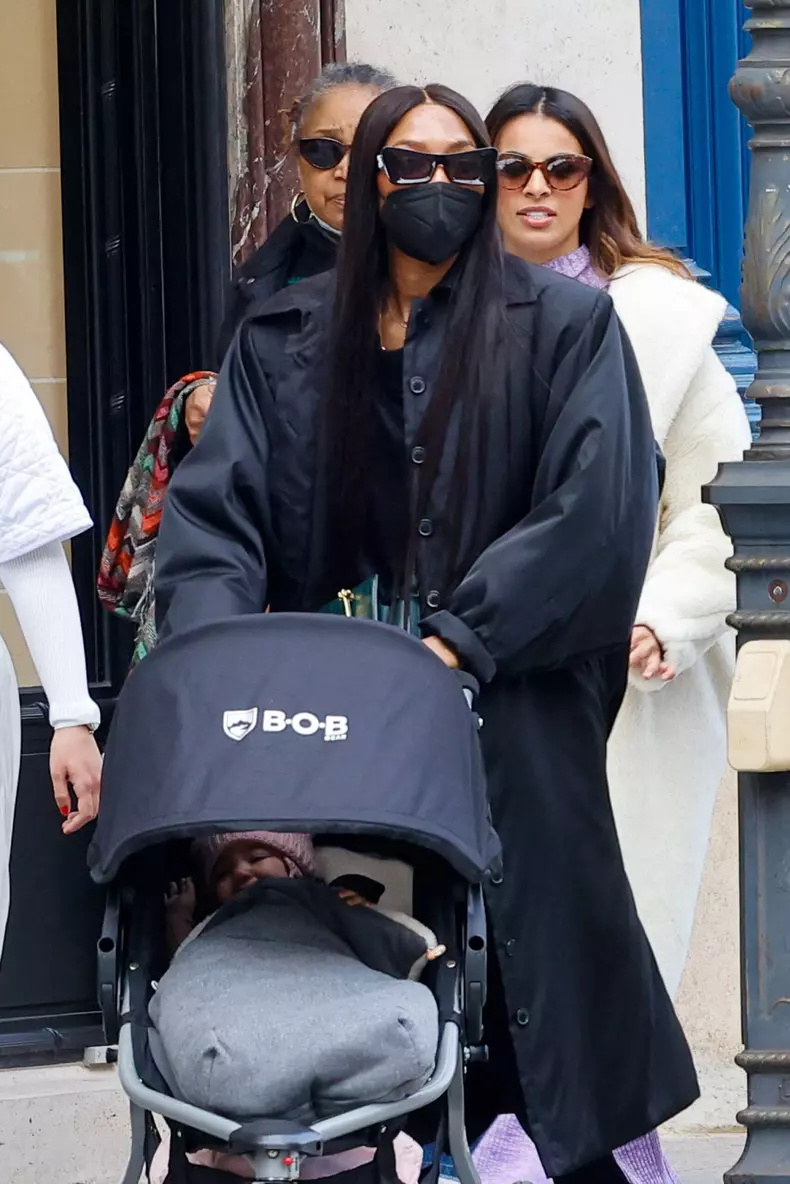 Dr - BI - Exclusif - Prix Spécial - No Web - Naomi Campbell avec sa fille et sa mère Valerie Morris Campbell dans les rues de Paris, à l'occasion de la fashion week